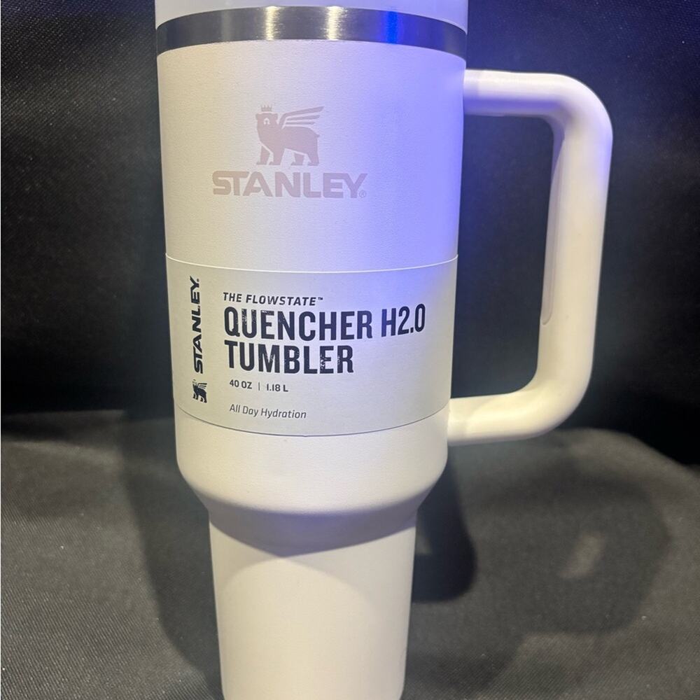 Stanley White and Silver Quencher H2.0 Tumbler 40 oz - Picture 2 of 4